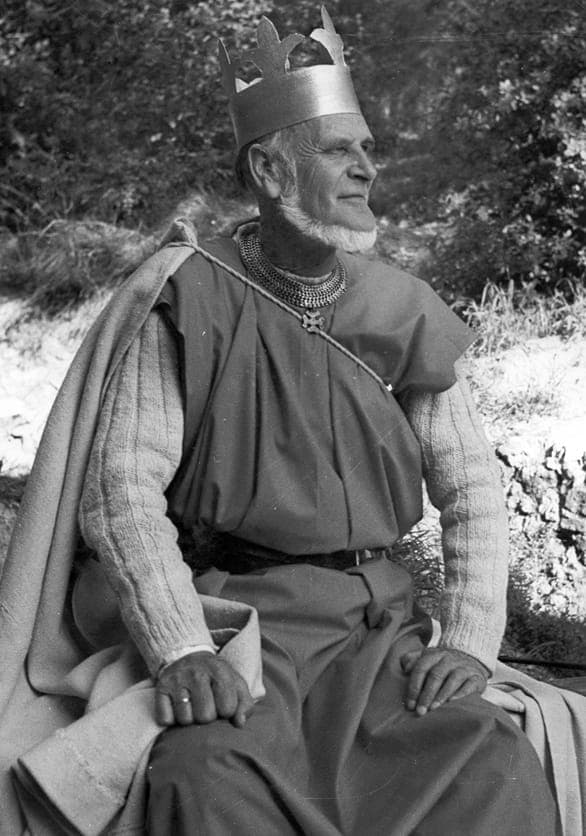 L’acteur jouant le roi Arthur.