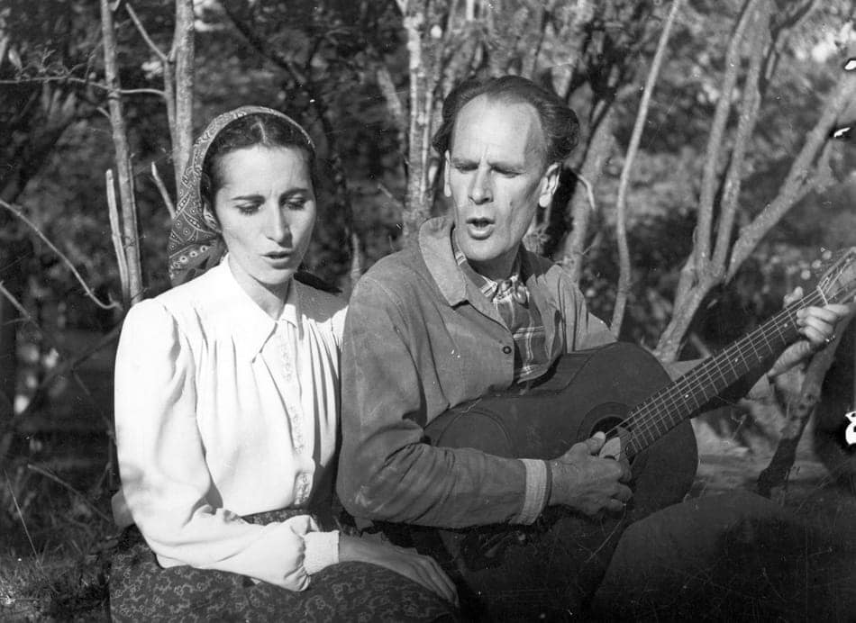 Con su futura esposa, verano 1945