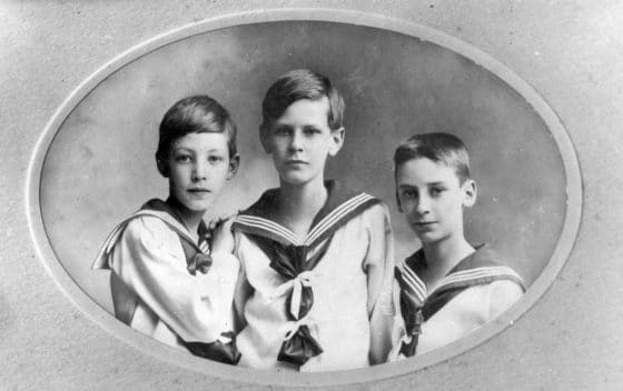 Lanza del vasto Con sus hermanos menores, Lorenzo (a la izquierda) y Angelo (a la derecha).