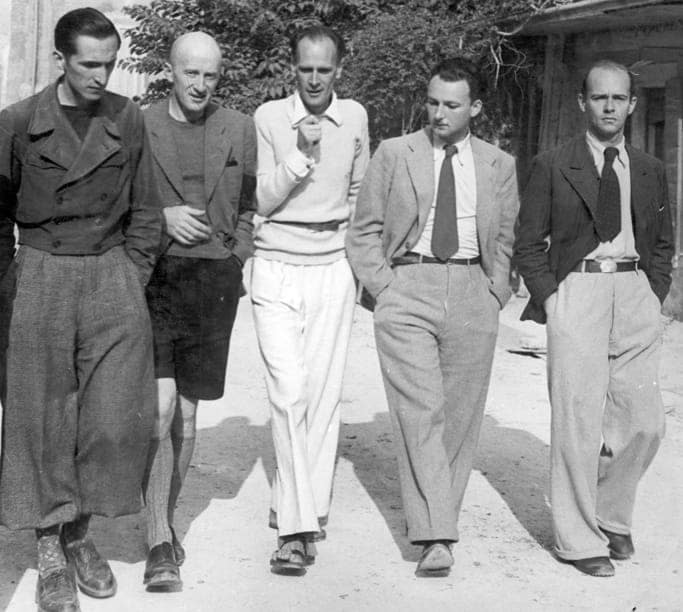 De gauche à droite : Pierre Emmanuel, Henri-Irénée Davenson (Marrou), Lanza del Vasto, Max-Pol Fouchet, Loys Masson (Lourmarin, 1941).