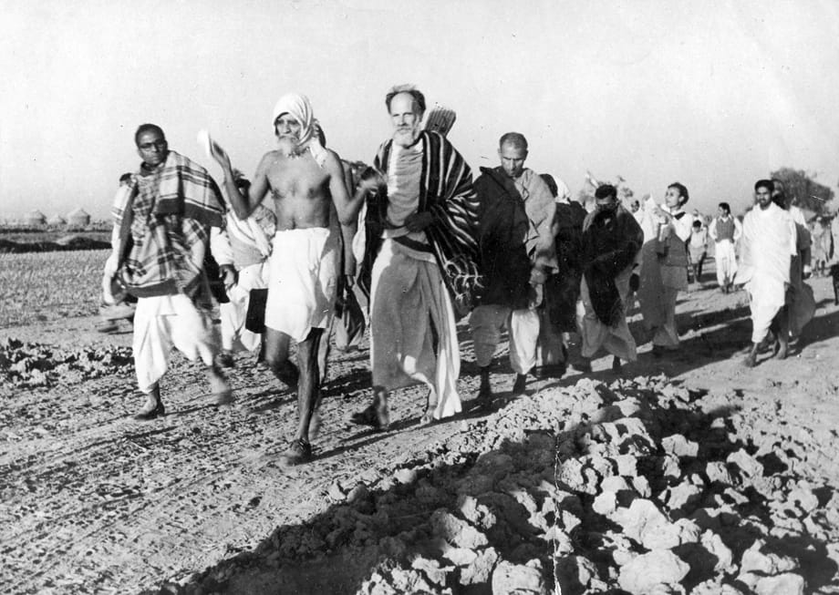 On the roads of India with Vinôbâ (Bihar, 1954).